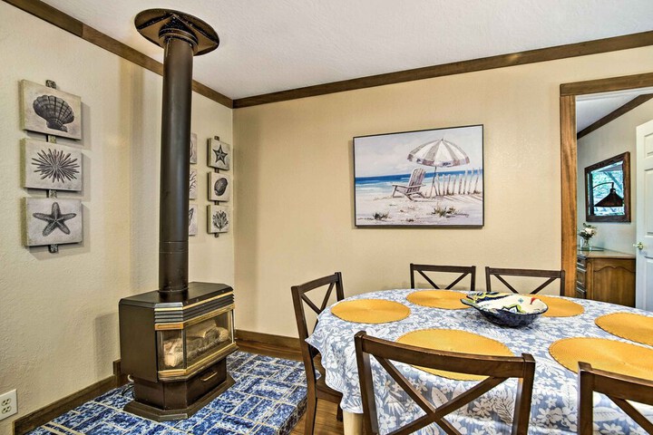Coos Bay Cottage w / Fireplace & BBQ Patio!