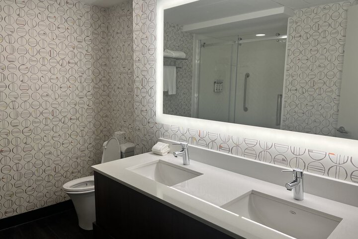 Holiday Inn Toronto Airport East by IHG