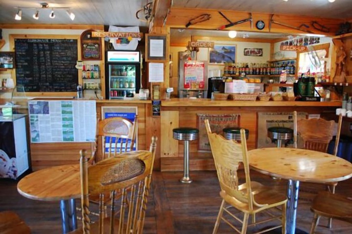 Whittakers Motel & Historic Bunkhouse