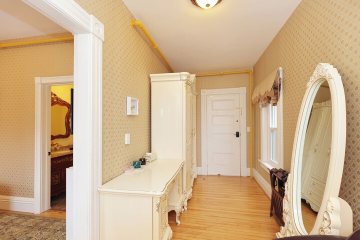 Room 157 of 252