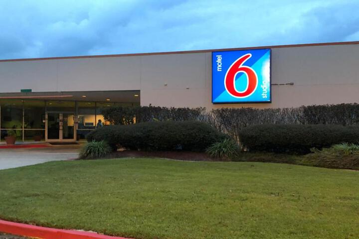 Motel 6-La Place LA