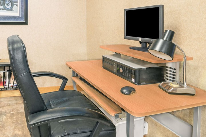 Business Center 17 of 19