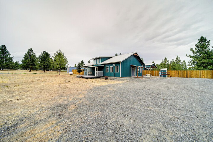 Unique Country Farmhouse Near Lake Roosevelt