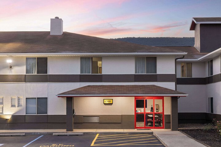 Super 8 by Wyndham Burnham / Lewistown