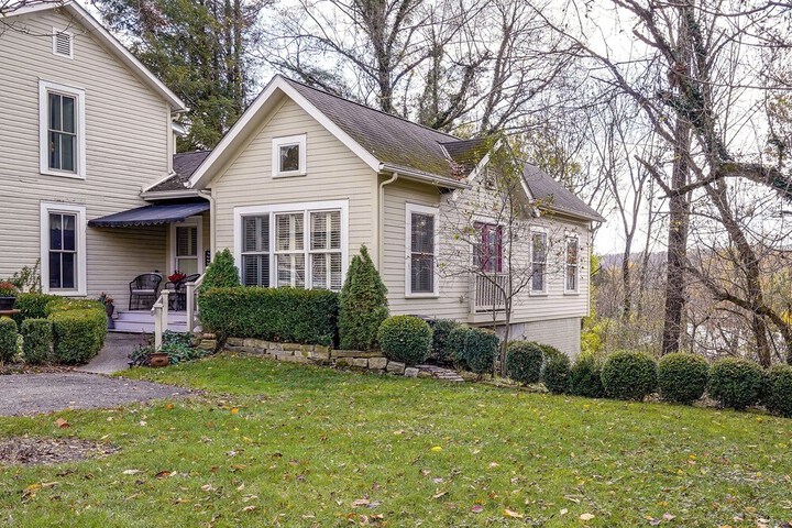 Charming Granville Home w / Porch - Walk Downtown!