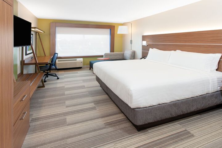 Holiday Inn Express and Suites Detroit / Sterling Heights by IHG