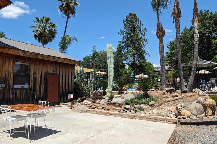 Rustic Rooms Barn Loft (Upstairs Studio Apartment) Near Kings Canyon & Sequoia National Parks