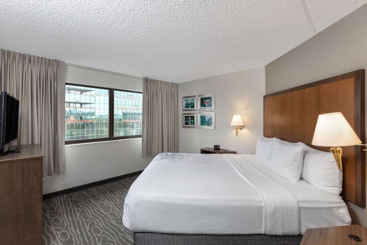 La Quinta Inn & Suites by Wyndham Secaucus Meadowlands