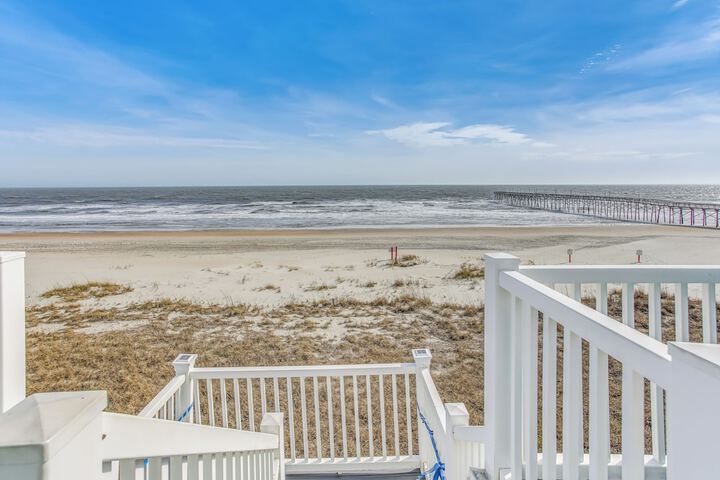 salt & Light Oceanfront Condo w / Pool & Elevator