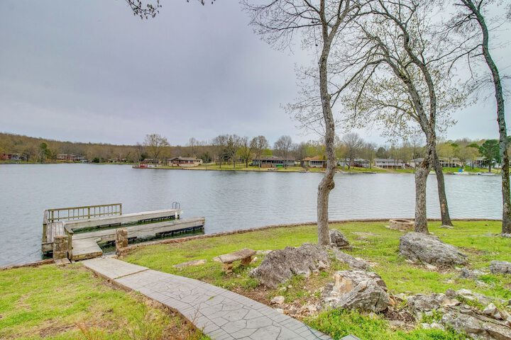 Lakefront Arkansas Abode - Deck Grill & Fire Pit!