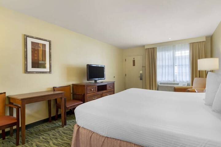 Room 16 of 28