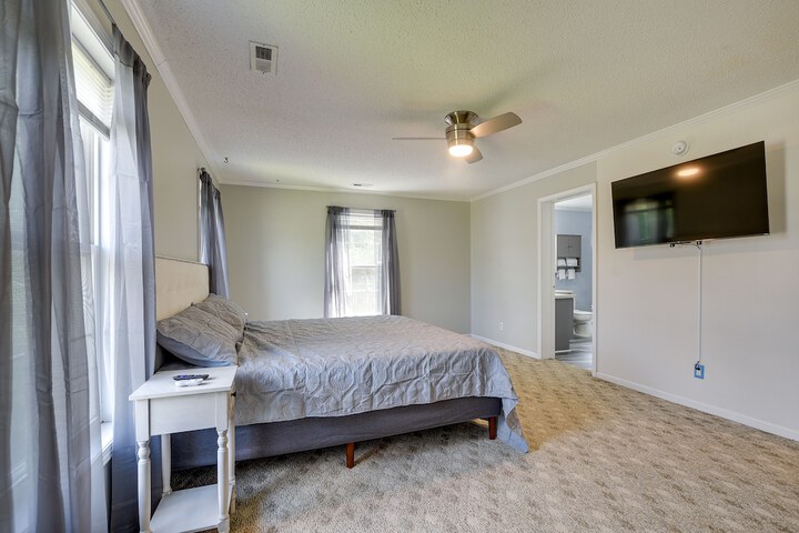 Group-friendly Myrtle Beach House w / Deck