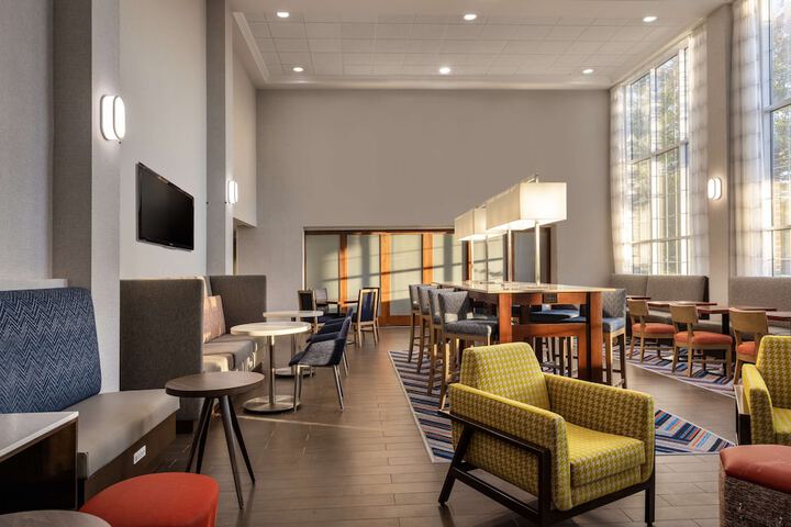 Hampton Inn & Suites State College at Williamsburg Square