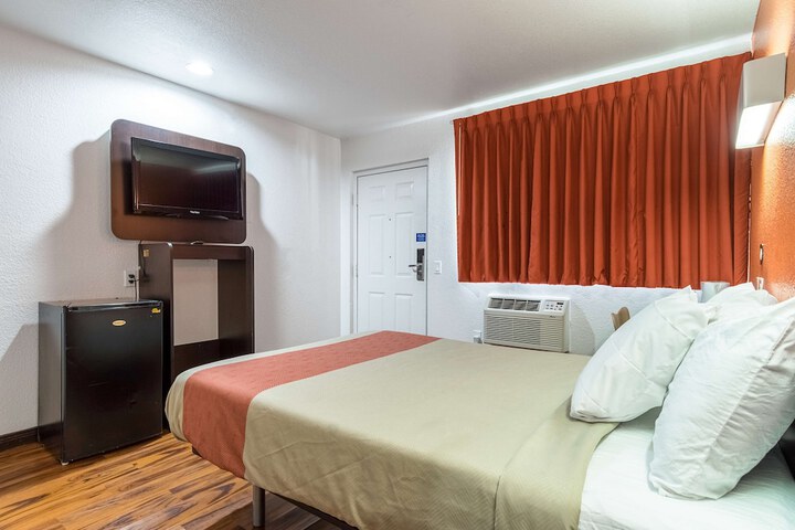 Room 32 of 40
