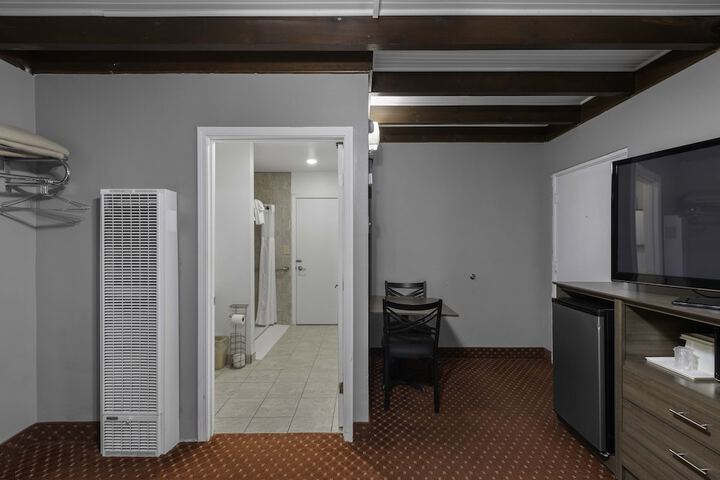 Room 25 of 43
