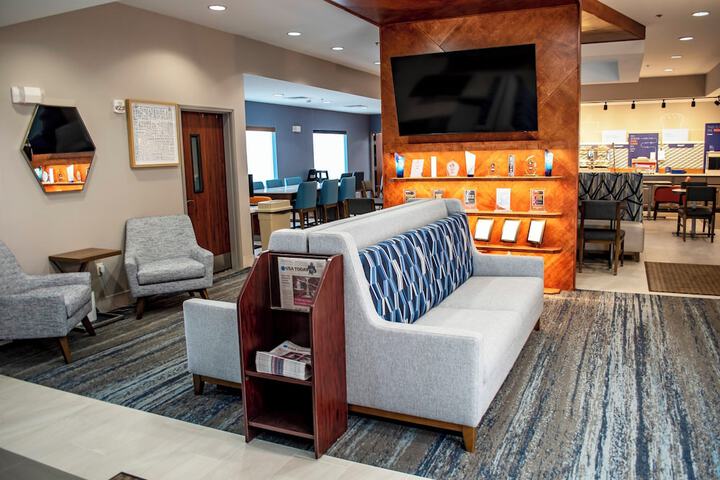 Holiday Inn Express and Suites Mason City by IHG