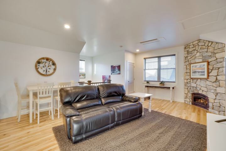 2 Mi to Town: Castle Rock Retreat w / Fireplace!