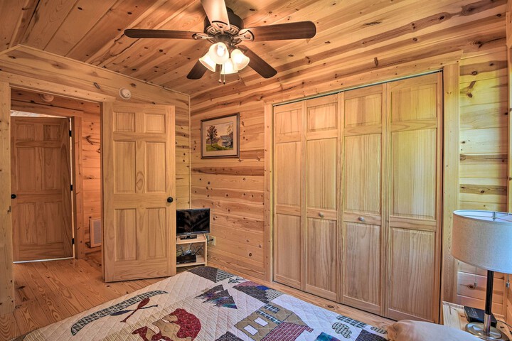 Secluded Cabin w / Deck 13 Miles to Downtown Murphy