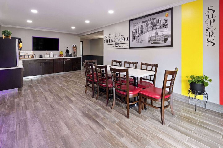 Super 8 by Wyndham Burnham / Lewistown