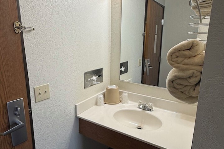 Clarion Hometown Inn