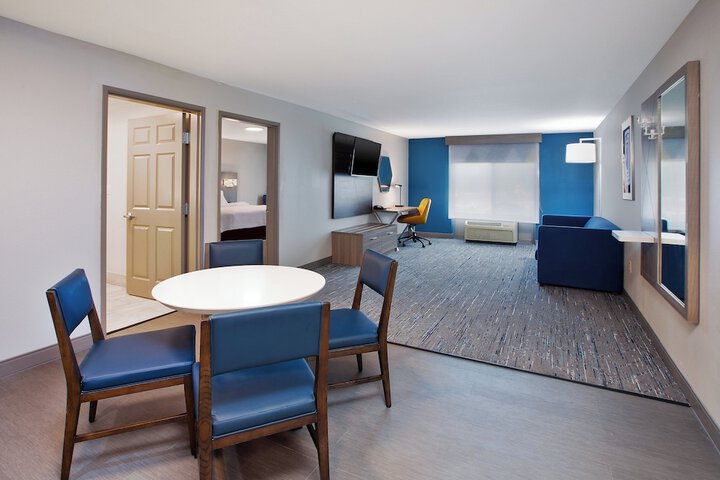Holiday Inn Express & Suites Milwaukee Nw Park Place by IHG