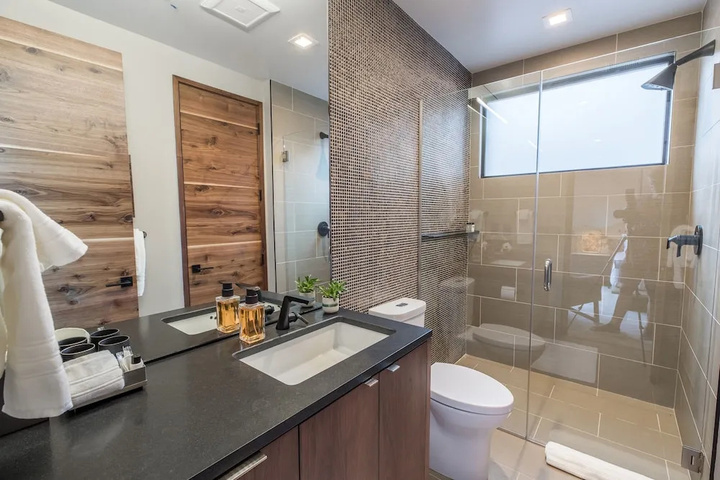 Luxury Service King Suite in Private Daily Hk 1 Bedroom Apts
