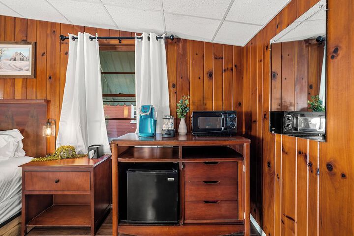 CedarWood Inn
