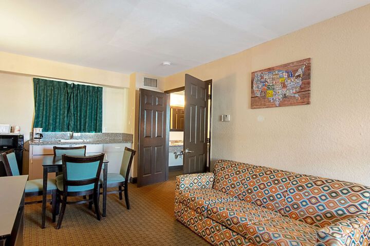 Econo Lodge Inn & Suites Clearwater Central