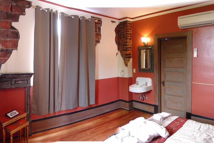 Room 25 of 68