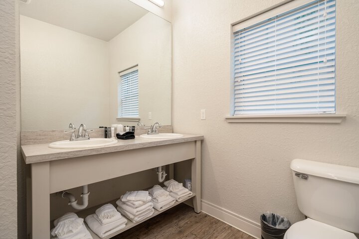 Room 45 of 211
