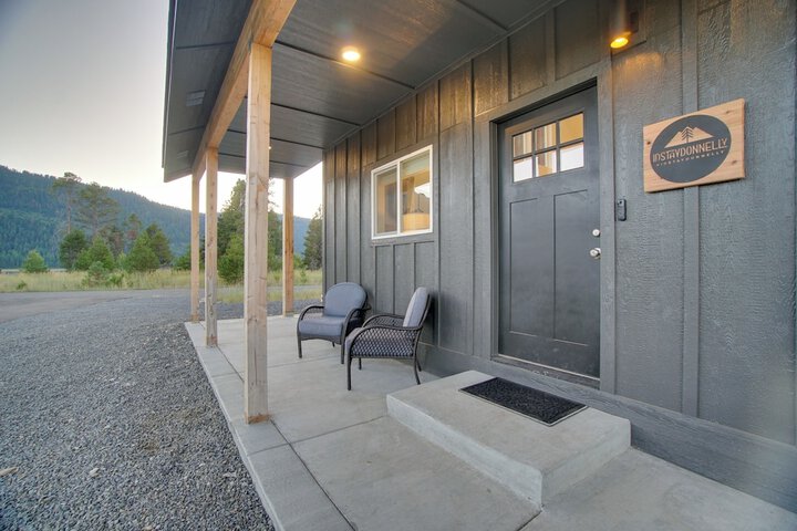 Modern Donnelly Cabin w / Private Hot Tub