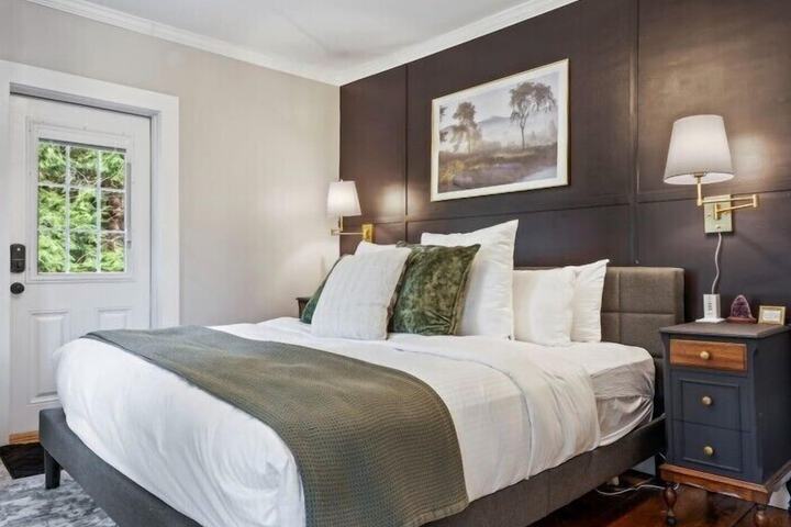 The Aurora Inn & Cottages