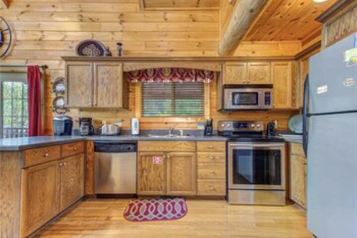 Longwalker Lodge 3 Bedrooms, Hot Tub, Game Room, Sleeps 9