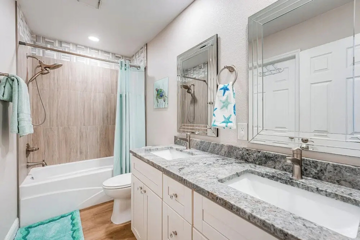 Beachfront Redington Shores Condo w / Pool!