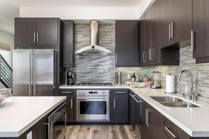 Ocean View 3 Bedrooms Condo just steps from the park, pier & water!