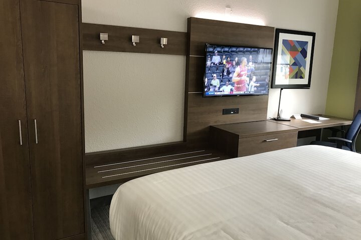 Room 27 of 38