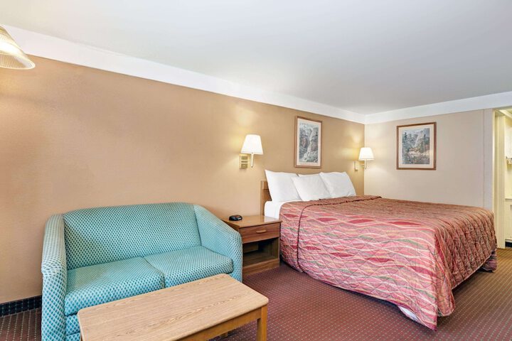Room 7 of 12