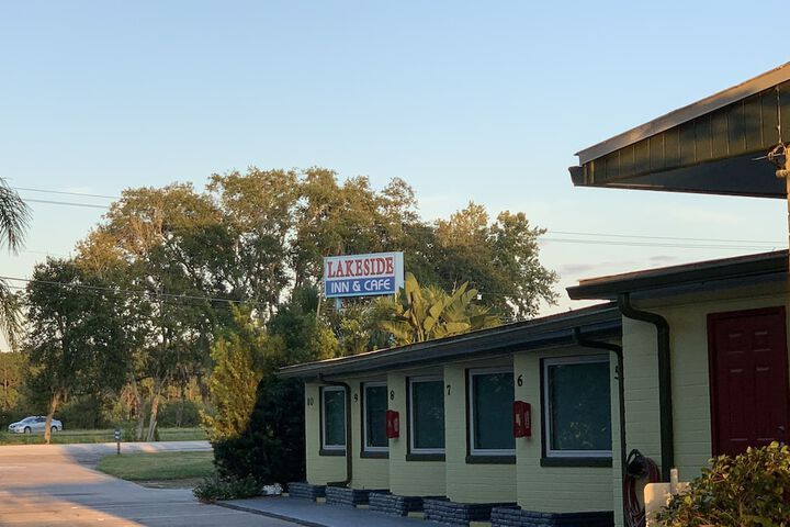 Lakeside Inn and Cafe