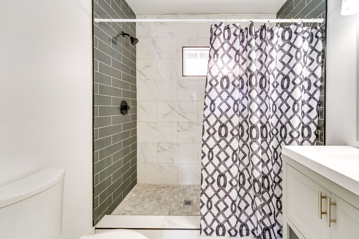 Pet-friendly Home w / Yard Near Downtown Royal Oak