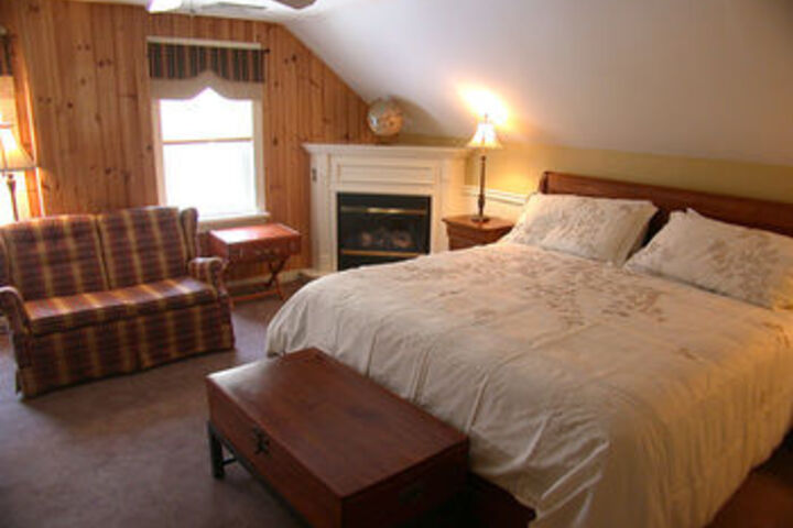 Mountaintop Lodge at Lake Naomi