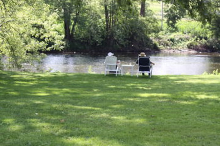 Edgewater Inn & Riverside Grill
