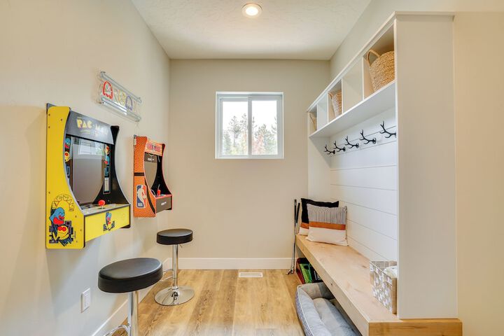 Spacious Donnelly Family Home w / Private Hot Tub!
