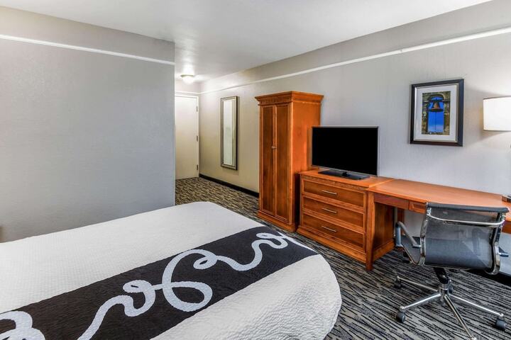 Room 33 of 40