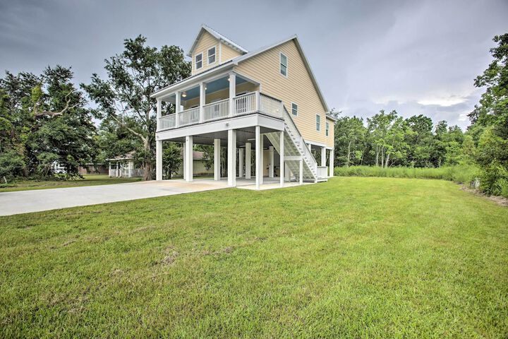 Modern Waveland Home w / Deck Walk to Beach!