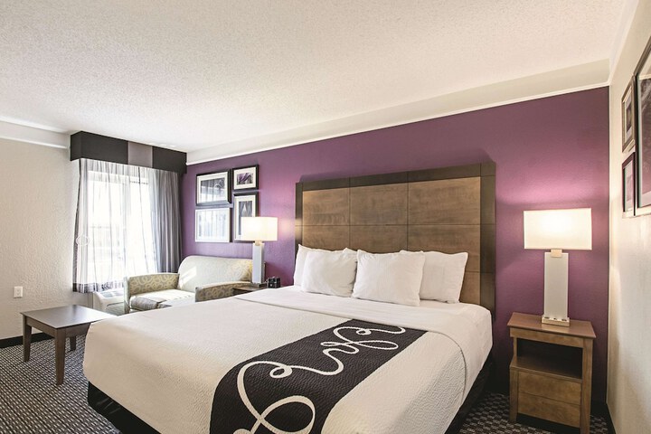 La Quinta Inn & Suites by Wyndham Cincinnati Sharonville