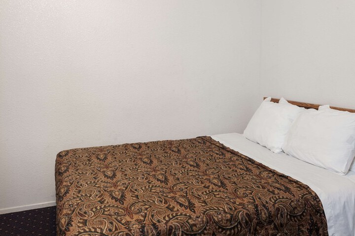Room 10 of 12