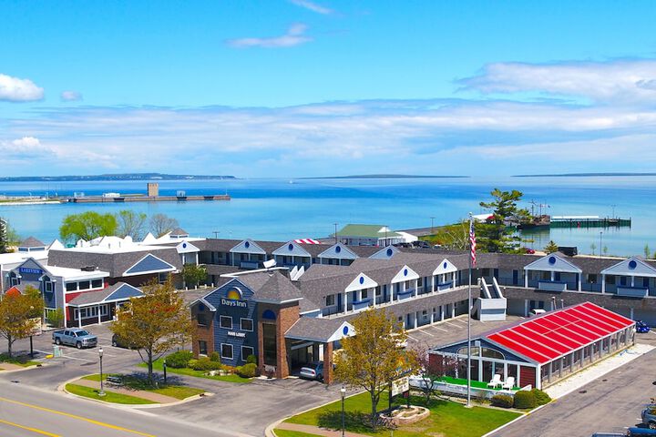 Days Inn by Wyndham Mackinaw City - Lakeview