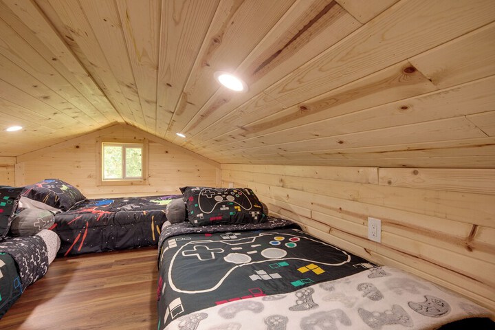 Somerville Cabin w / Private Pool!