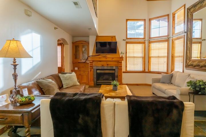 Family Vacation heated in / out Pool Tubing & Ice Skating 719 3 Bedroom Townhouse by RedAwning