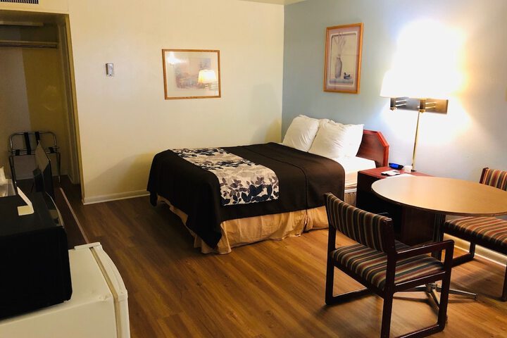 Room 10 of 28